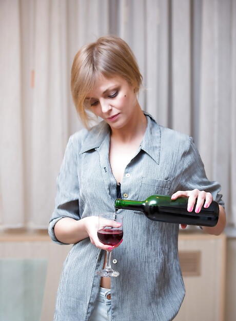 Sexy milf Suzana in jeans exhibits her ass and spreads her legs 