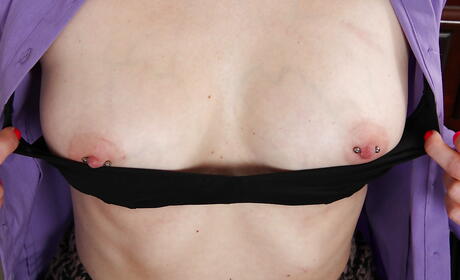 Shapely american milf Veronica Stewart exhibits small tits and spreads her legs 