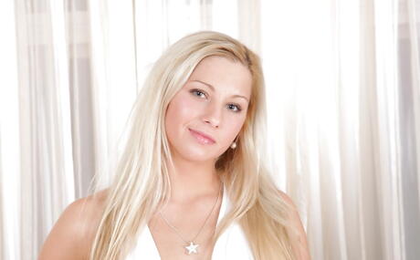 Amazing american blonde cutie Candy Love baring her butt 